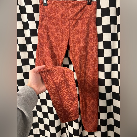 Athleta Ultimate Stash Pocket Snakeskin 7/8 Leggings - Picture 8 of 16